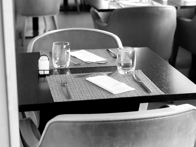 Salle du Casino du Port, tables dressées, photographie en noir et blanc