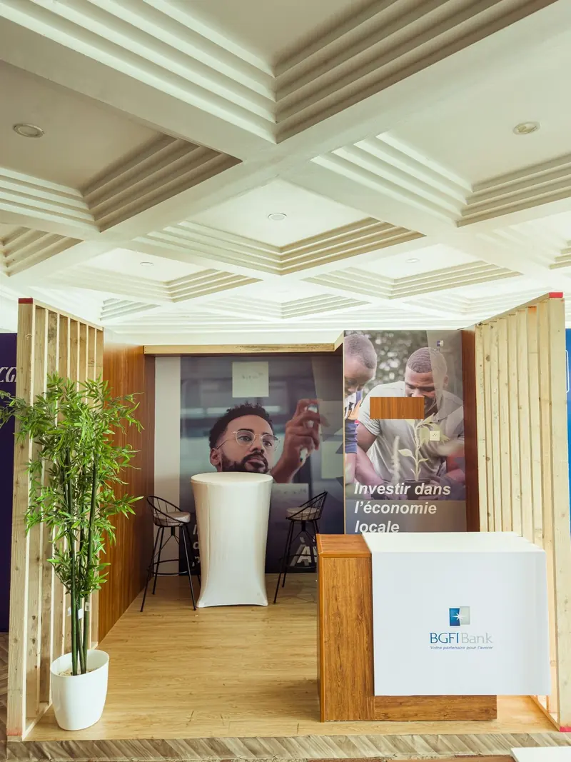 Stand livré par Live — stand compact, cloisons à claire-voie et visuels grand format