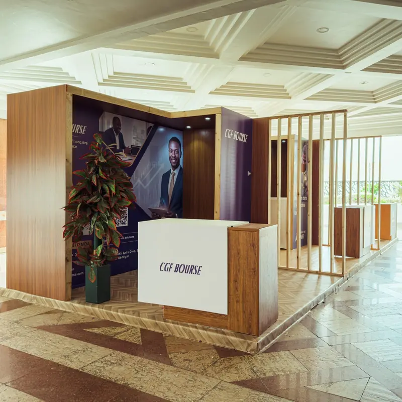 Stand livré par Live — stand d’angle, visuel grand format et comptoir