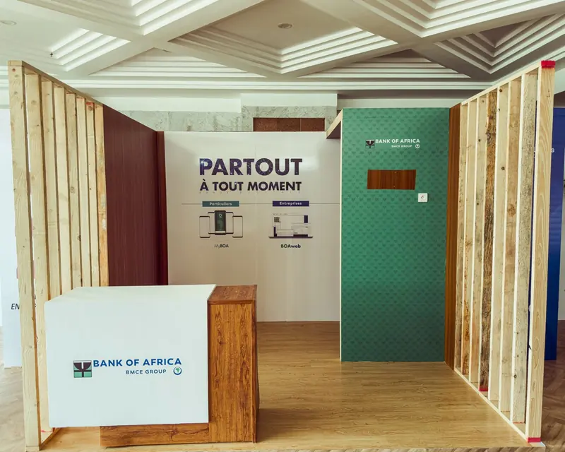 Stand livré par Live — cloisons pleines et rangement