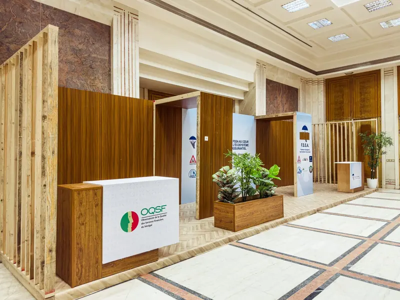 Vue d’ensemble du village d’exposition des Assises, stands livrés par Live