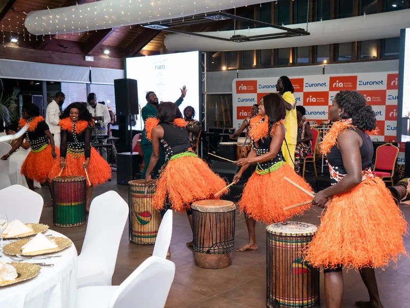 Danseuses et percussionnistes sur la piste pendant la soirée