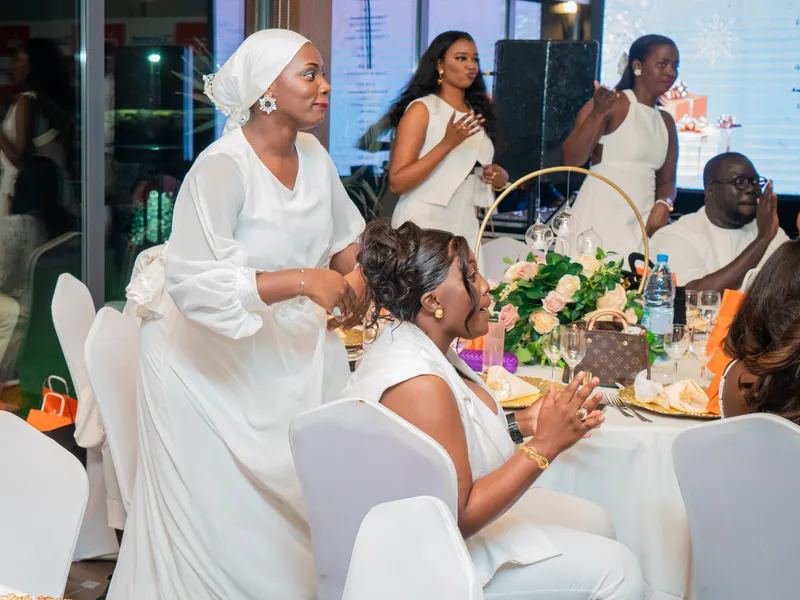 Invitées en blanc à table, applaudissant