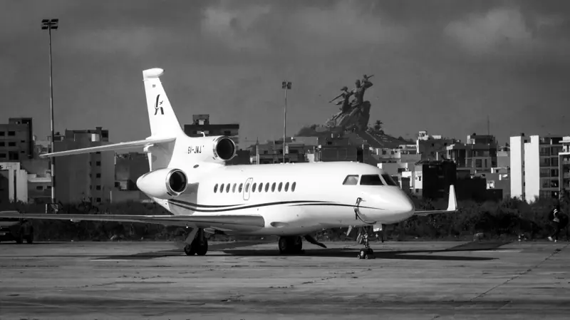 Jet privé SamAirways au sol à Dakar, photographié par Studio en noir et blanc