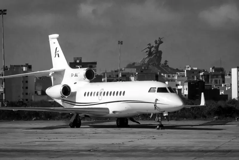 Jet privé SamAirways au sol à Dakar, photographie en noir et blanc