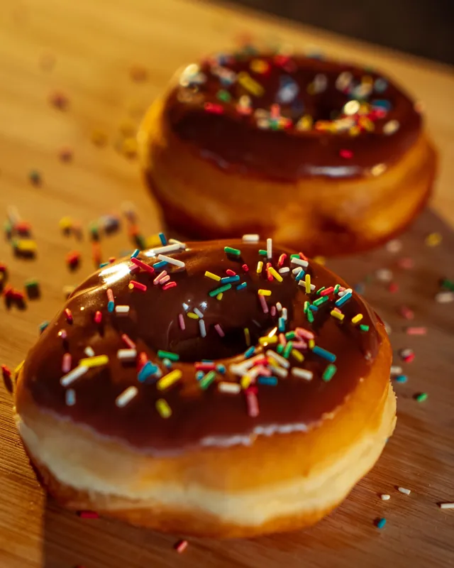 Donuts glacés au chocolat et vermicelles colorés