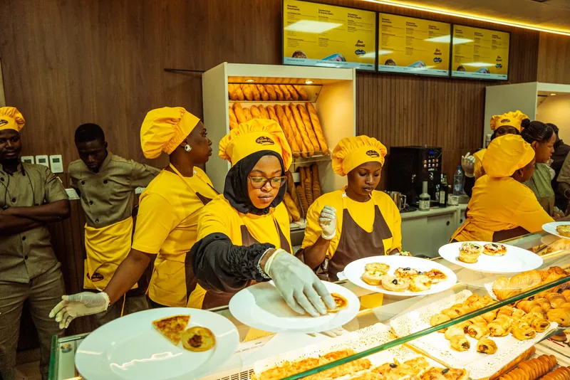 L’équipe de La Baguette d’Or dresse les assiettes derrière la vitrine