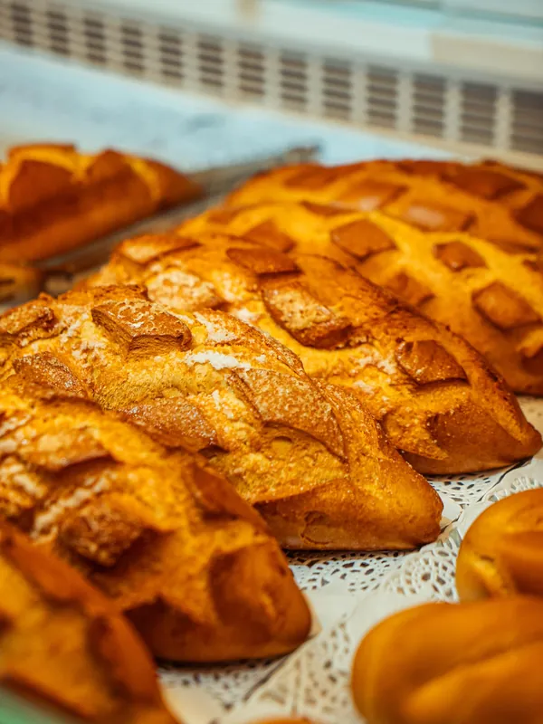 Viennoiseries dorées en vitrine, vue rapprochée