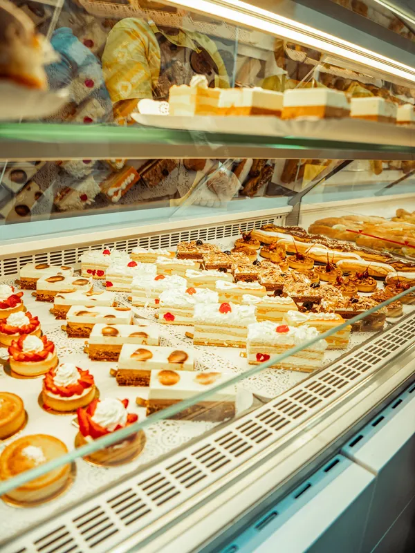 Vitrine de pâtisseries et de tartelettes le jour de l’ouverture