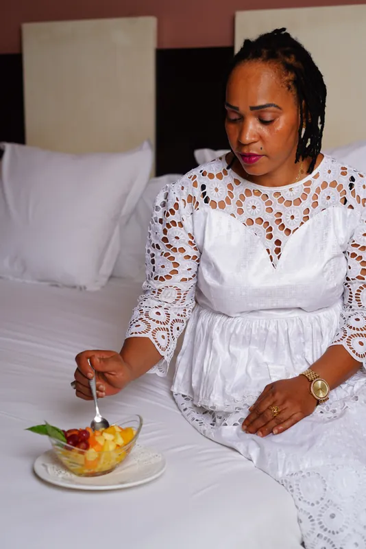 Une cliente déguste un dessert dans sa chambre
