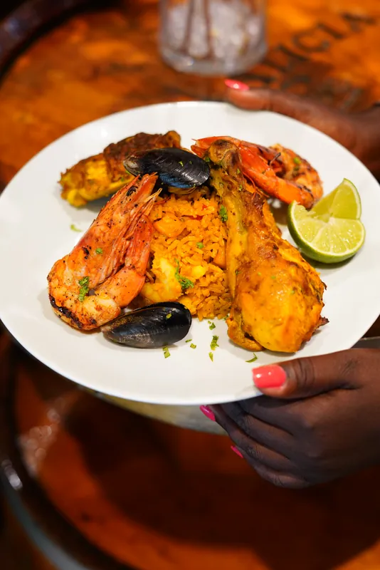 Assiette de fruits de mer et de poisson grillé servie au Café de Rome