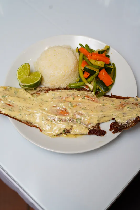 Filet de poisson, riz et légumes, vue du dessus
