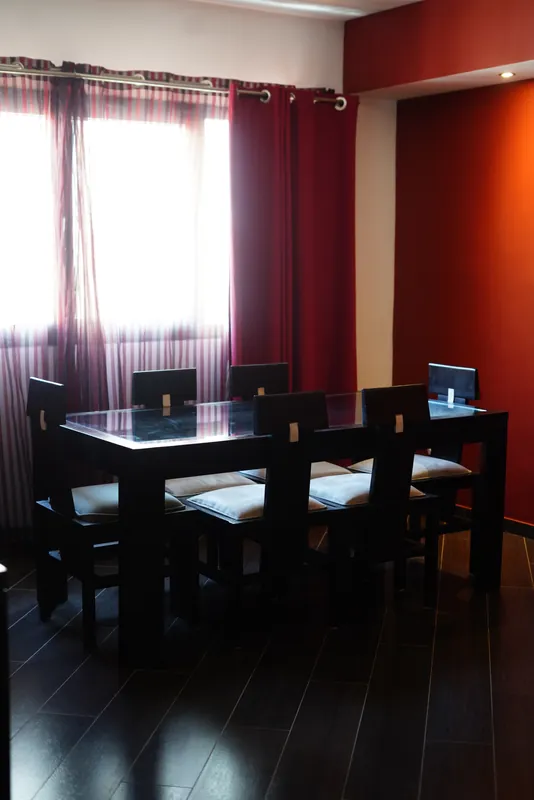 Salle à manger du Café de Rome, tables dressées devant les fenêtres