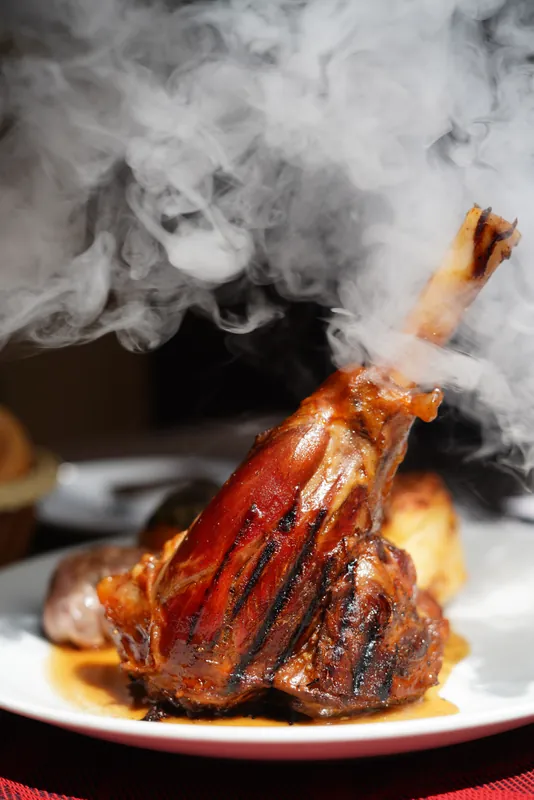 Souris d’agneau fumante sur assiette