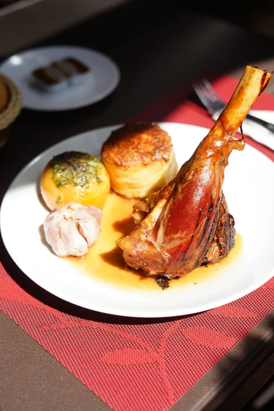Souris d’agneau et garnitures sur une table dressée