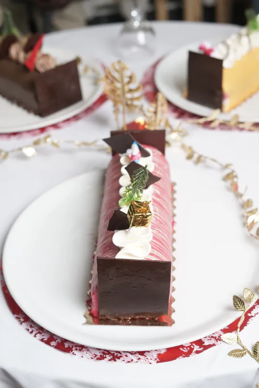 Part de bûche au chocolat sur une table dressée
