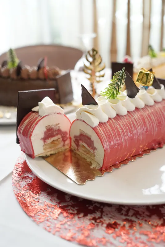 Bûche roulée rose et chocolat, décor doré