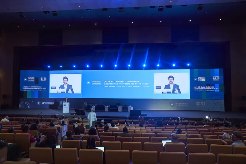 Auditorium du forum mondial de l’ITIE, écrans et public