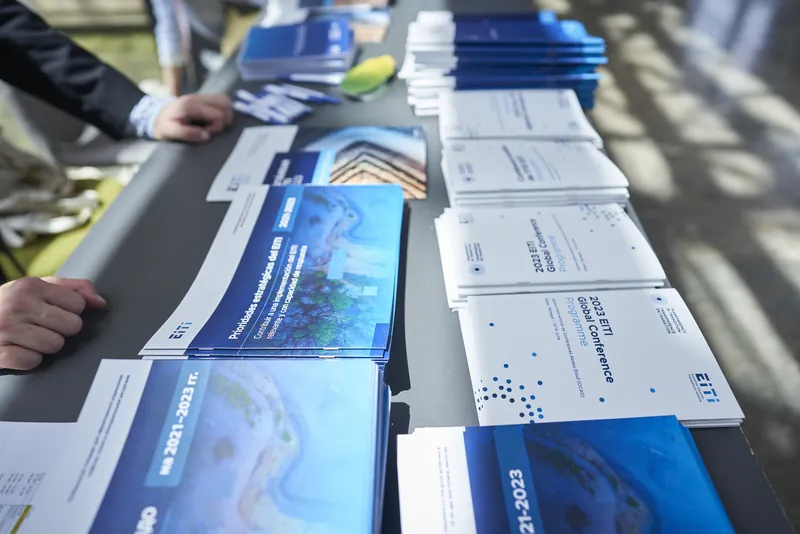 Publications de l’ITIE disposées sur une table du hall