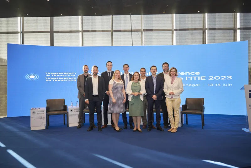Photo de groupe des participants devant l’écran du forum