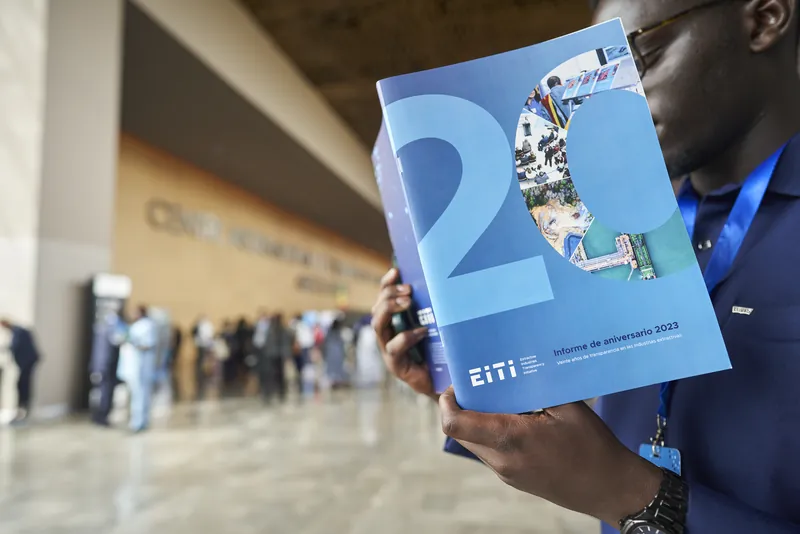 Un participant feuillette un rapport de l’ITIE