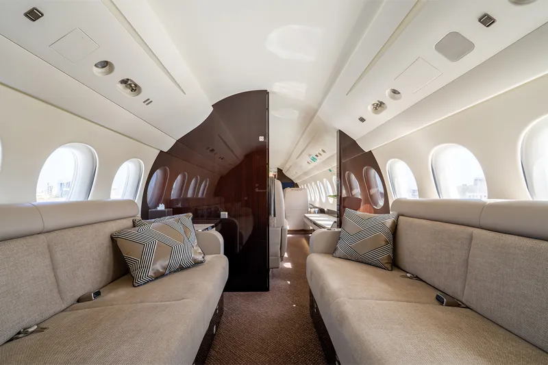Cabine du Falcon SamAirways : canapés et boiseries