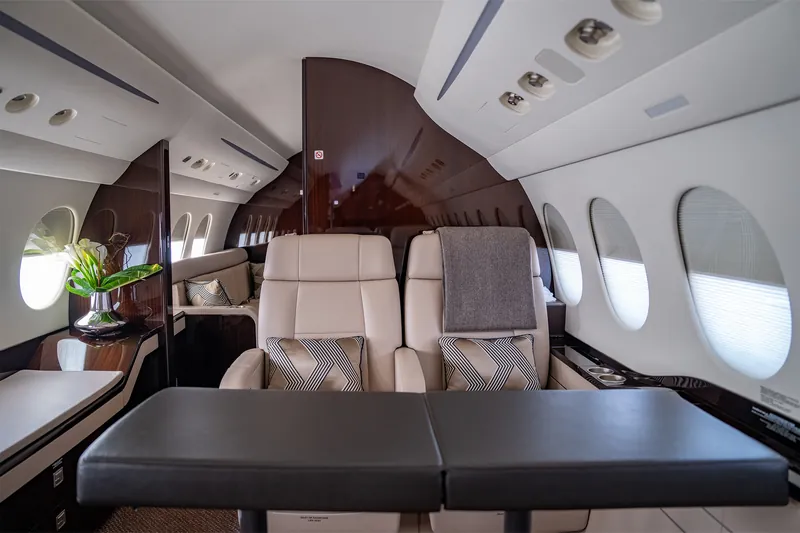 Cabine du Falcon SamAirways : table et fauteuils en cuir