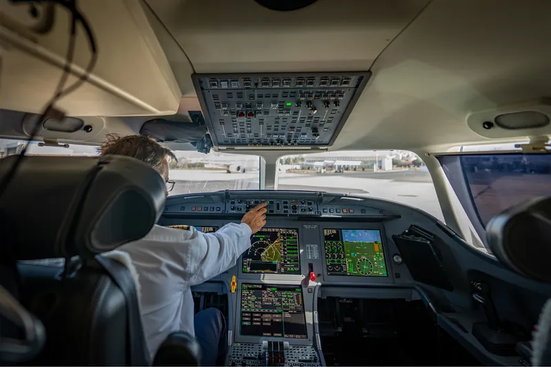 Pilote aux commandes dans le cockpit du Falcon SamAirways