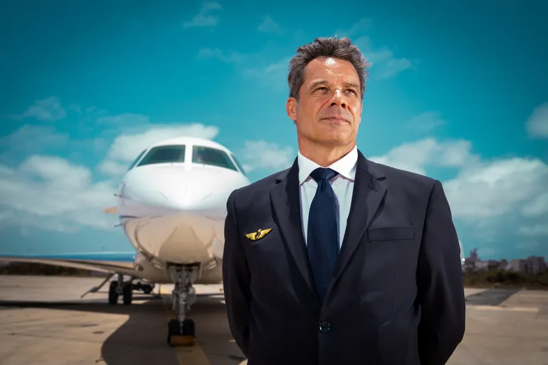 Commandant de bord SamAirways en uniforme, devant le nez du jet