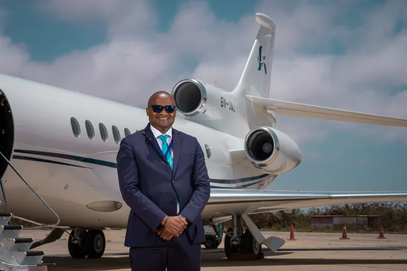 Membre d’équipage SamAirways devant le Falcon