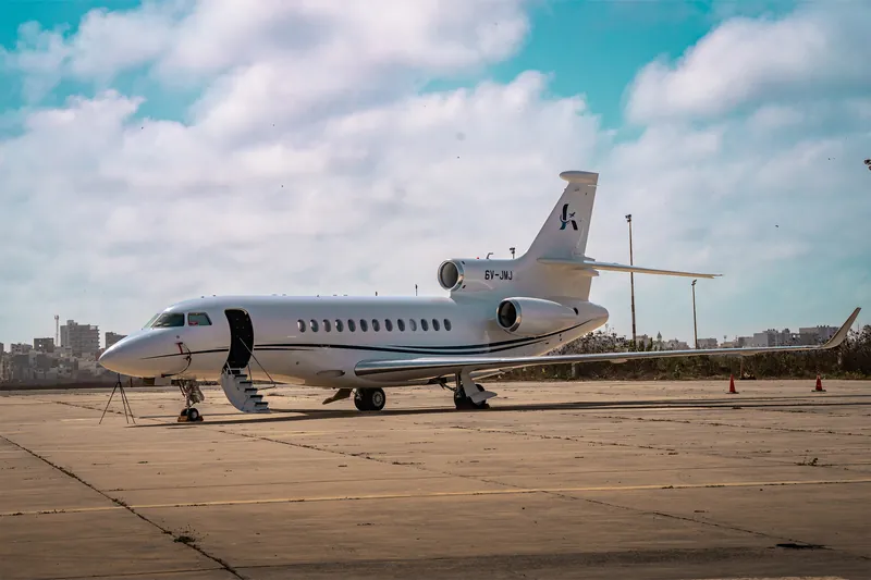 Falcon SamAirways stationné sur le tarmac sous un ciel nuageux