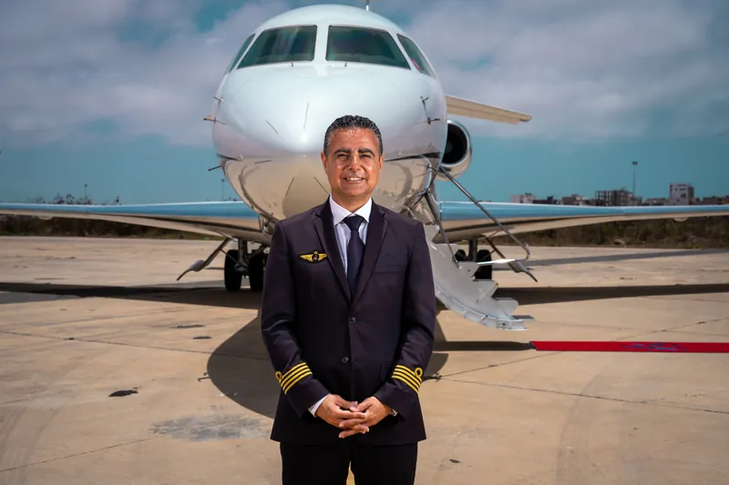 Pilote SamAirways debout devant le jet, sur le tarmac