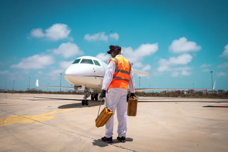 Agent de piste marchant vers le jet SamAirways
