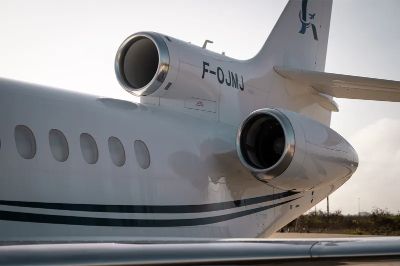 Réacteurs et dérive du Falcon SamAirways, vue rapprochée